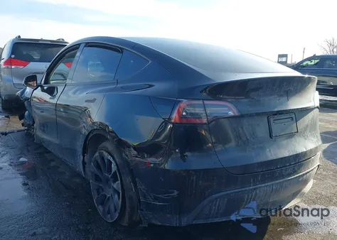 2024 Tesla Model Y Long Range Dual Motor All-Wheel Drive z USA, uszkodzony, nr VIN 7SAYGDEE4RF158854